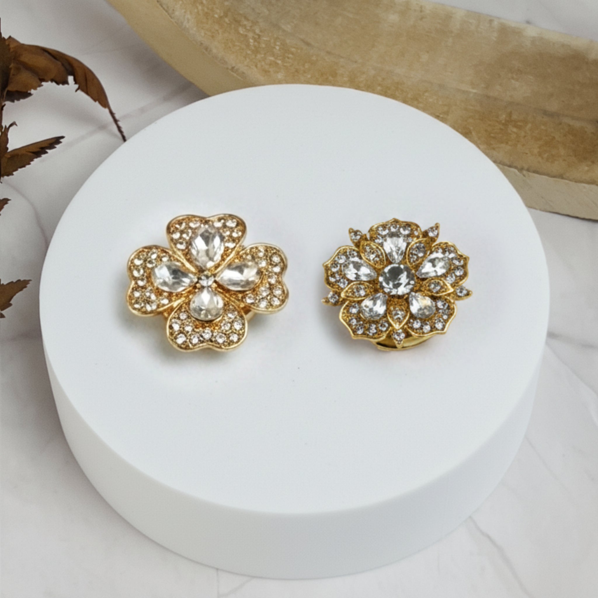 Labirinto | Set Coppia Unica | 2 Bottoni Gioiello Diversi