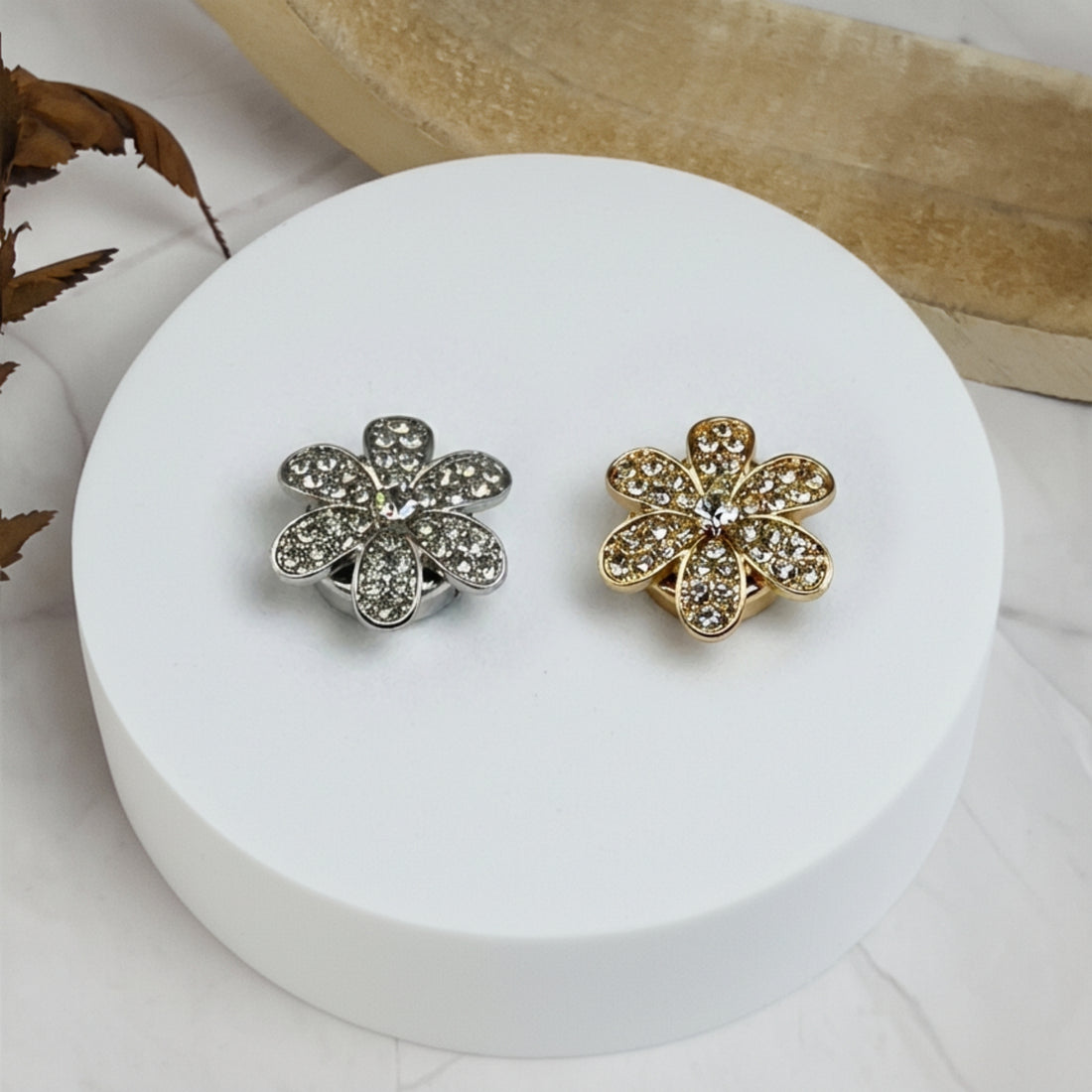 Innocenza | Set Coppia Unica | 2 Bottoni Gioiello Diversi