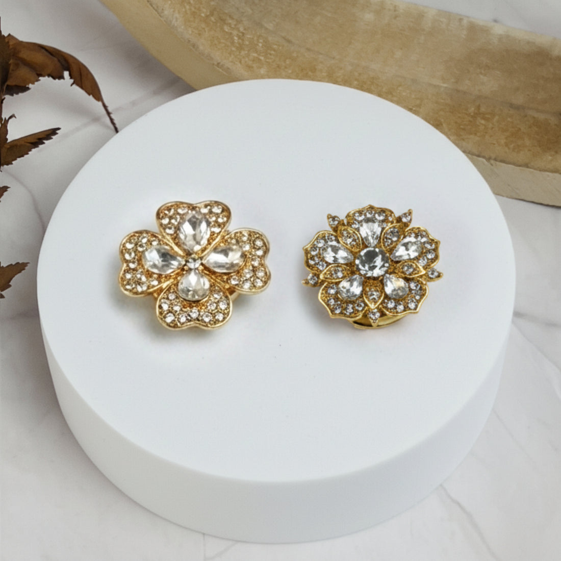 Labirinto | Set Coppia Unica | 2 Bottoni Gioiello Diversi